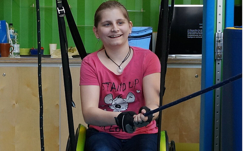 Rollstuhlschaukel-Kinderschaukel-Rollstuhl-Koerperwahrnehmung-Kinder-FiNiFuchs