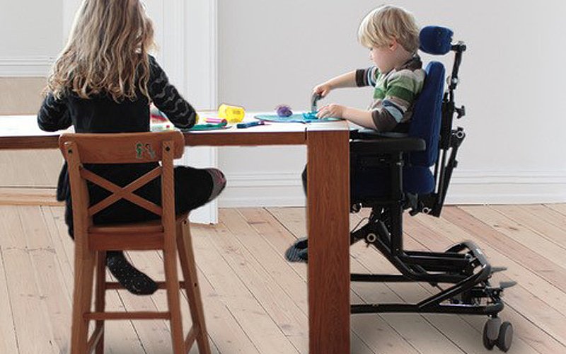 Therapiestuhl mit EVI Untergestell Sitzhöhenverstellung per Gasfeder Kinder mit Behinderung Therapiestuhl FiNiFuchs