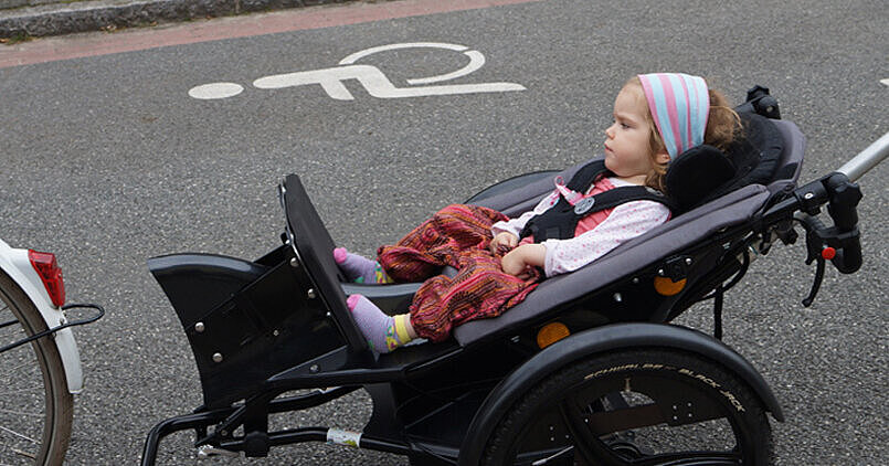 Reha-Fahrradanhnger - FiNiFuchs - Kinderhilfsmittel im Alltagscheck