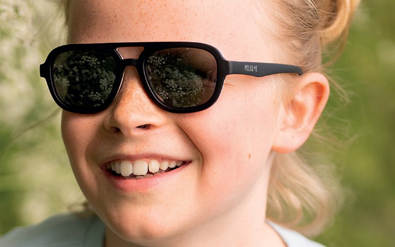Janne-Sonnenbrille-Kinderhilfsmittel-FiNiFuchs