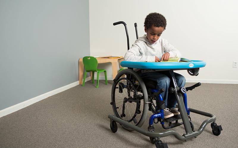 MAT Kindertisch Kinder mit Behinderung Glabal Carehab FiNiFuchs