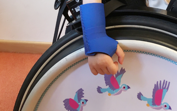 Orthesen-Kinderhilfsmittel-Hilfsmittel-Behinderung-FiNiFuchs